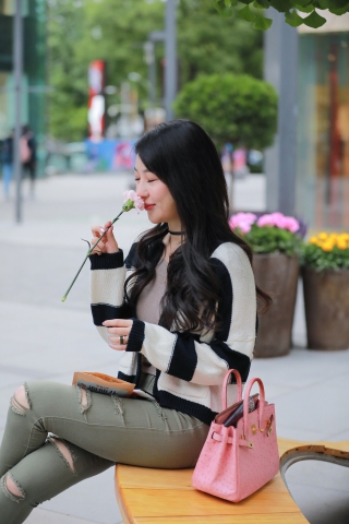 破洞牛仔裤美眉