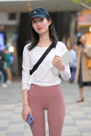 喜欢看书的瑜伽裤美女