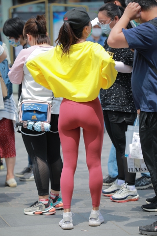 红色瑜伽裤女友