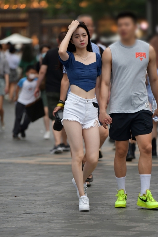 雨中白热裤美女