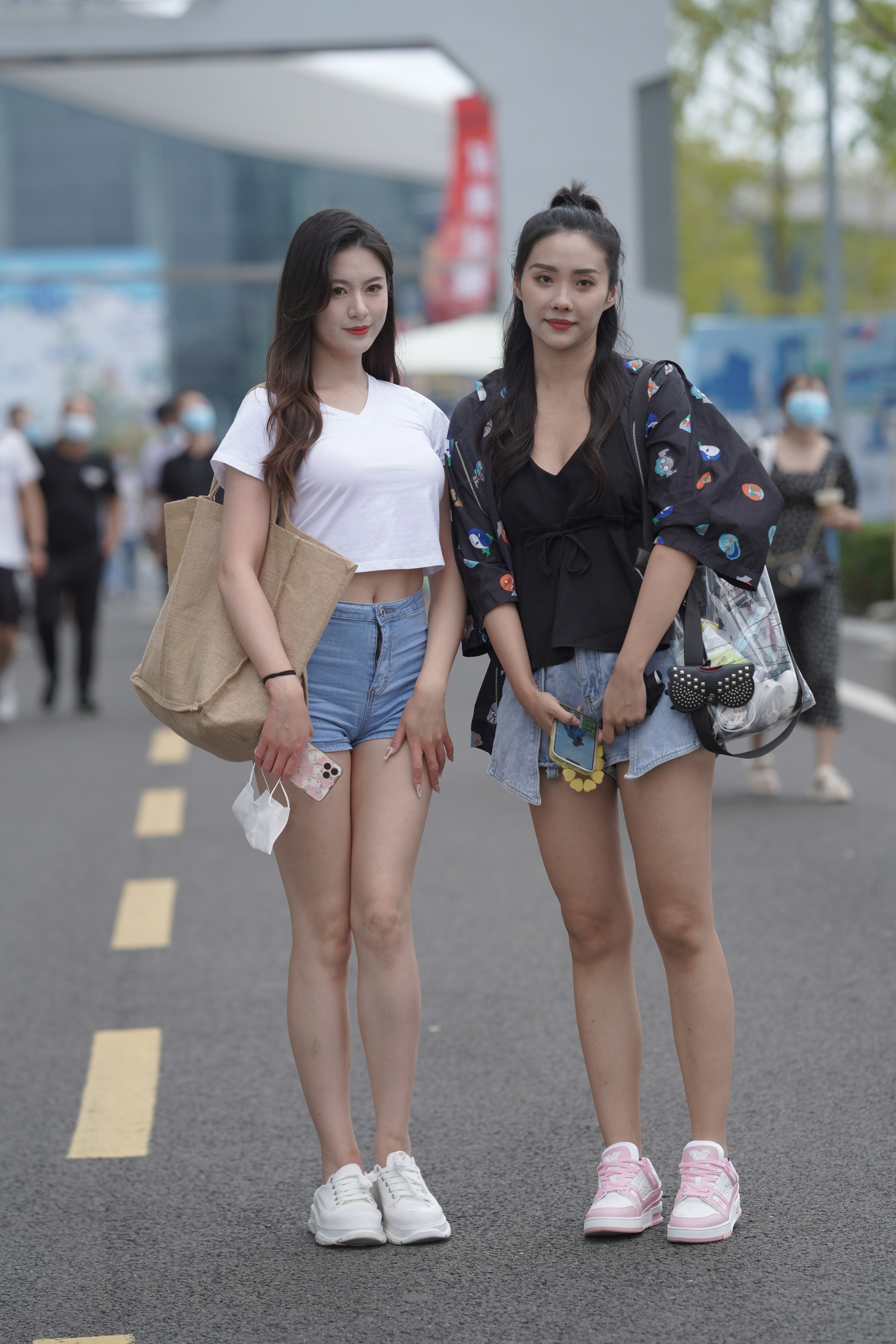两位热裤美腿美眉