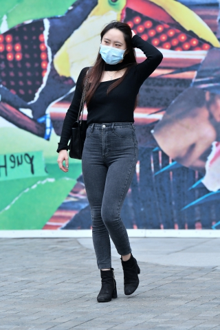 热情大方牛仔裤美女