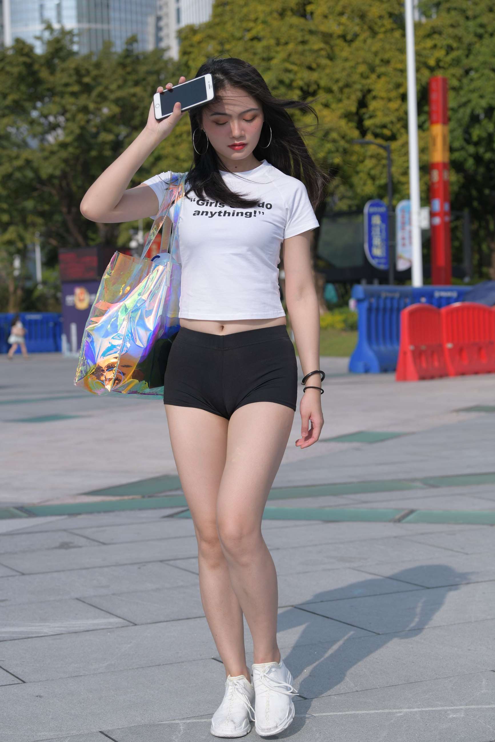 51美女的身材在瑜伽紧身裤的勾勒下更显凹凸有致
