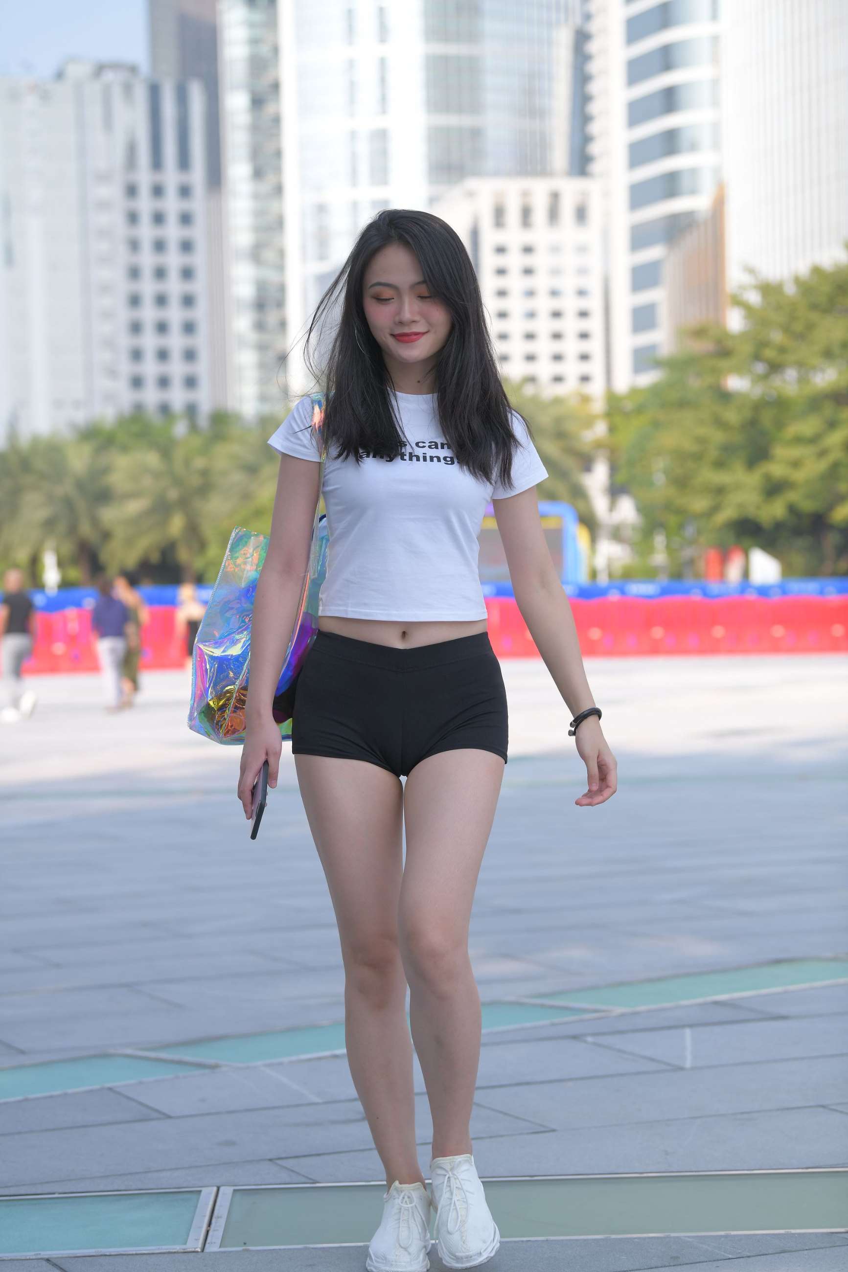 51美女的身材在瑜伽紧身裤的勾勒下更显凹凸有致
