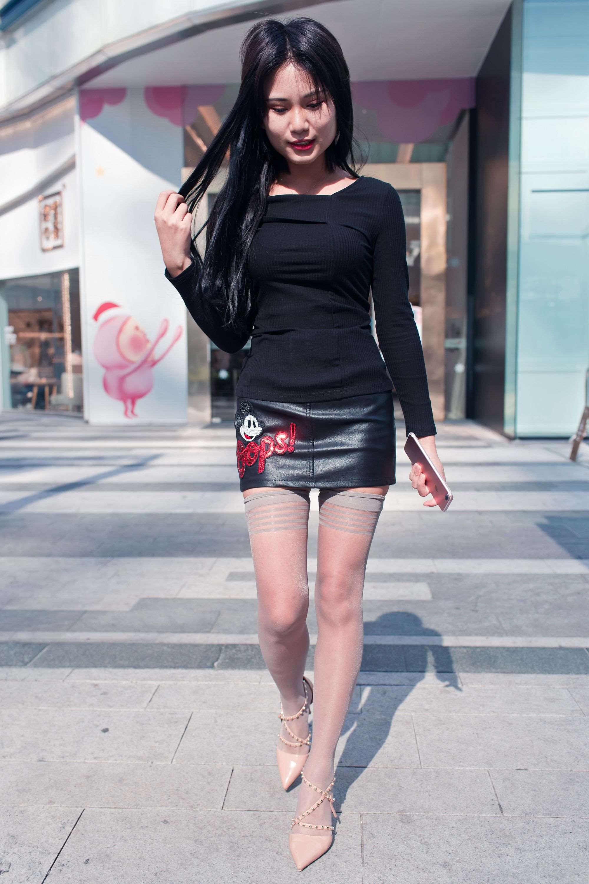 66皮短裙高跟美女