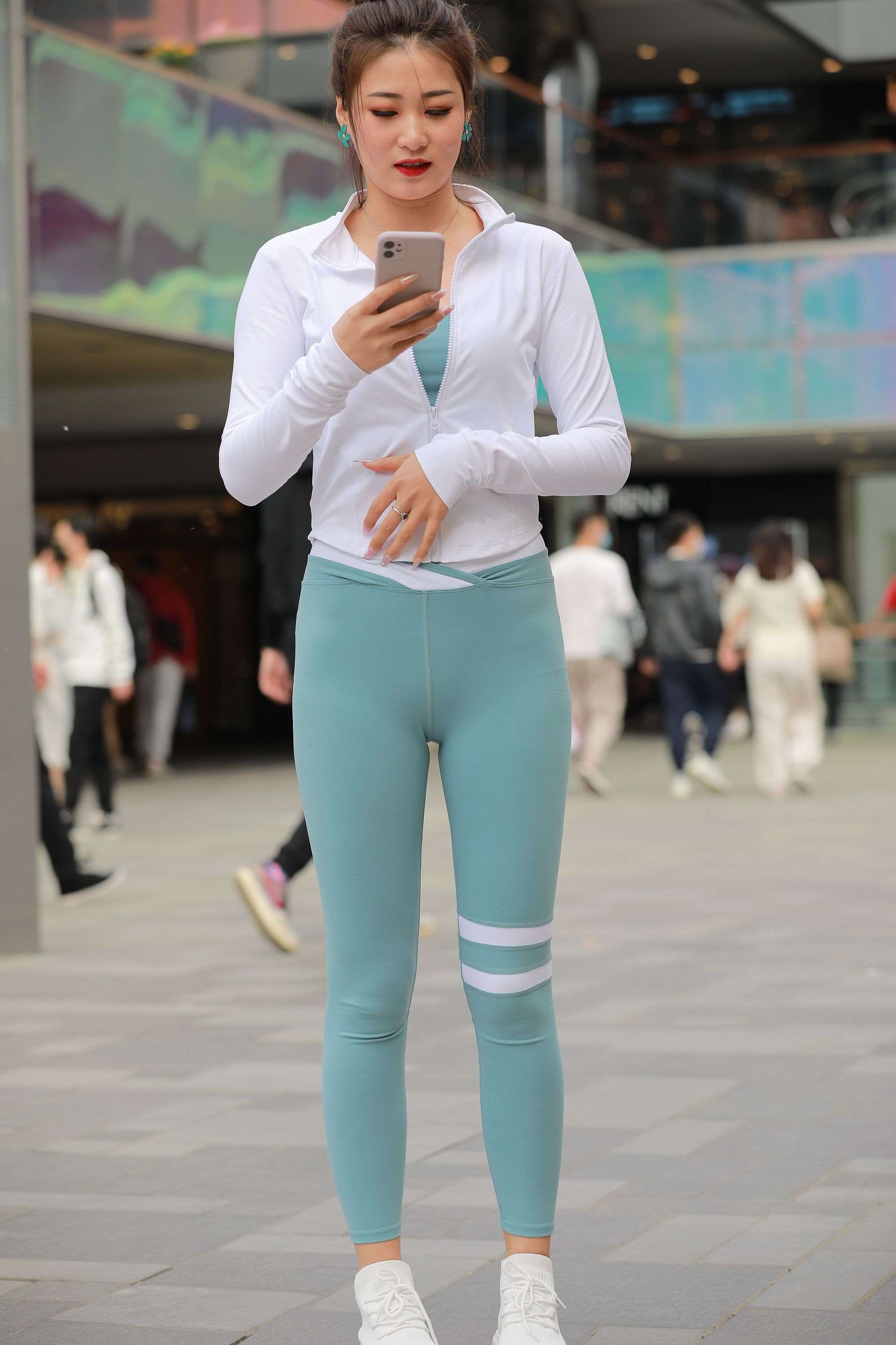 72街拍绿色紧身裤小姐姐（无水印精品）