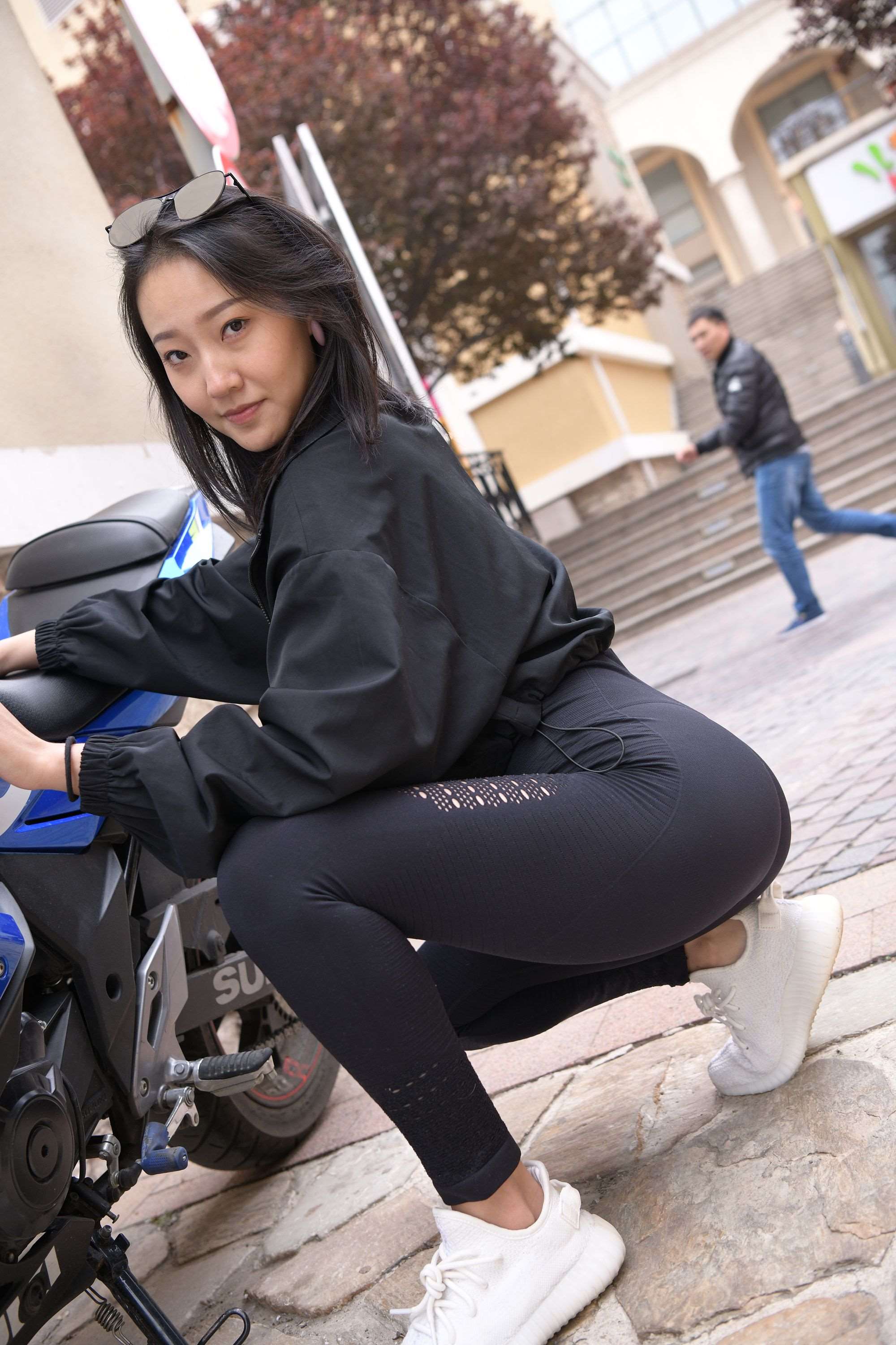 81黑色紧身瑜伽裤美女
