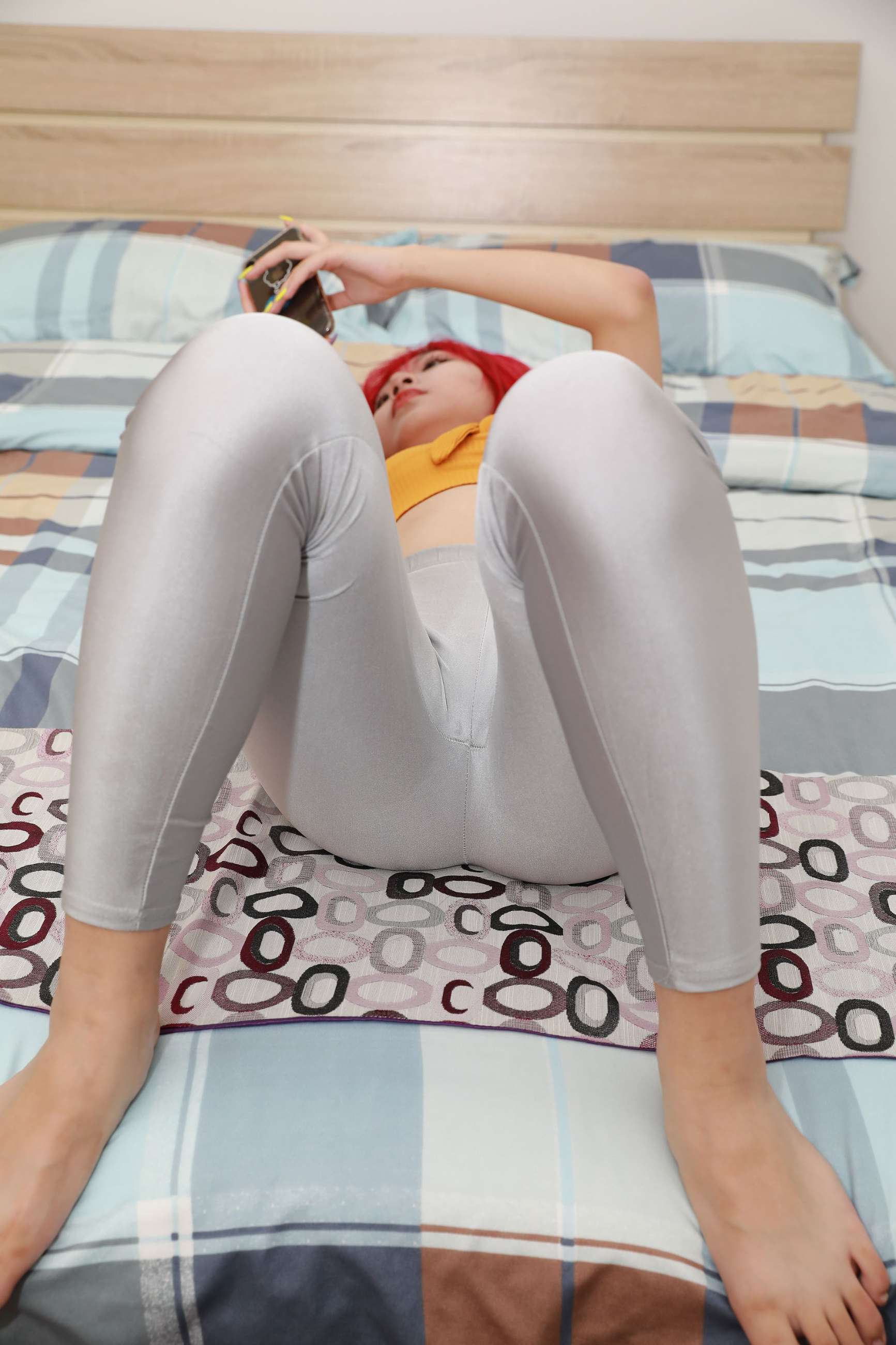 218银色紧身裤红发美女（无水印精品）