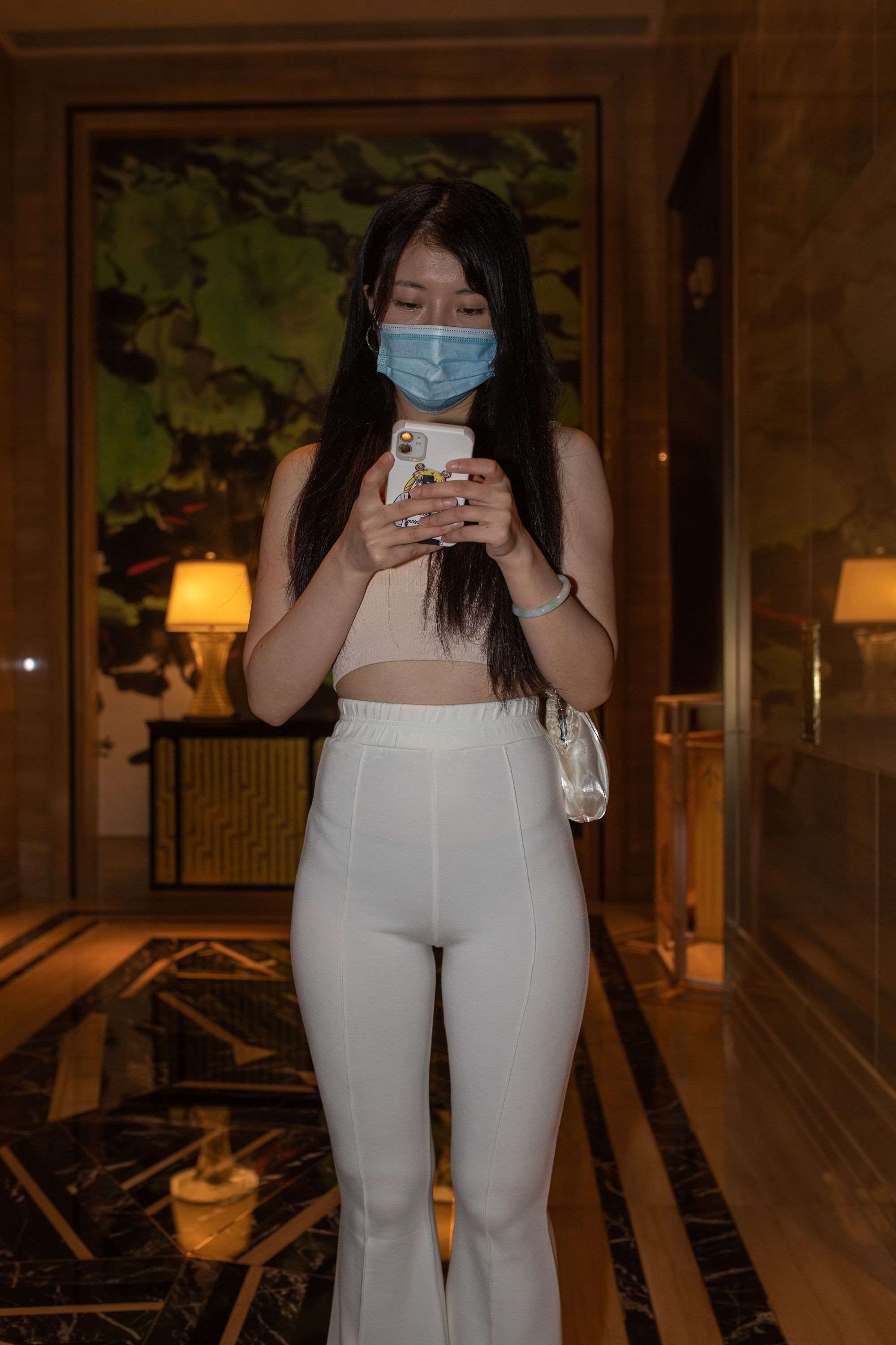 429白裤女子