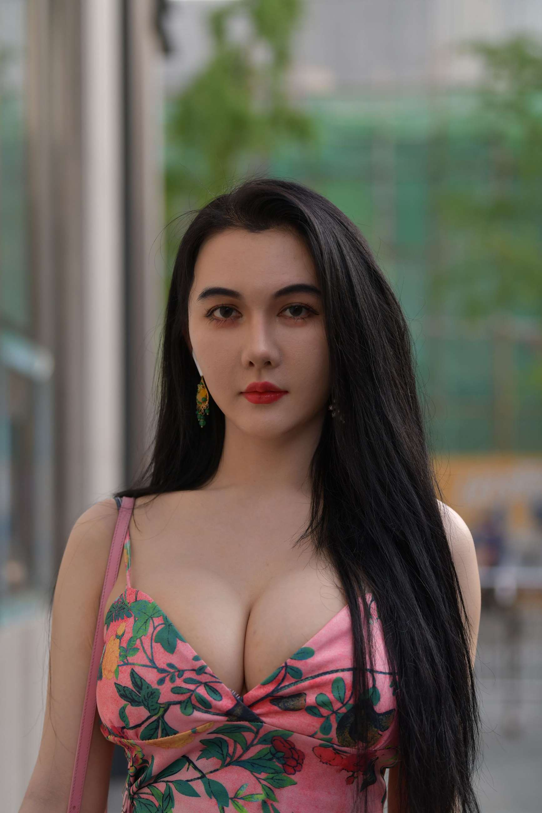 V24街头搭讪丰满美女 欧亚混血 人间胸器2405G
