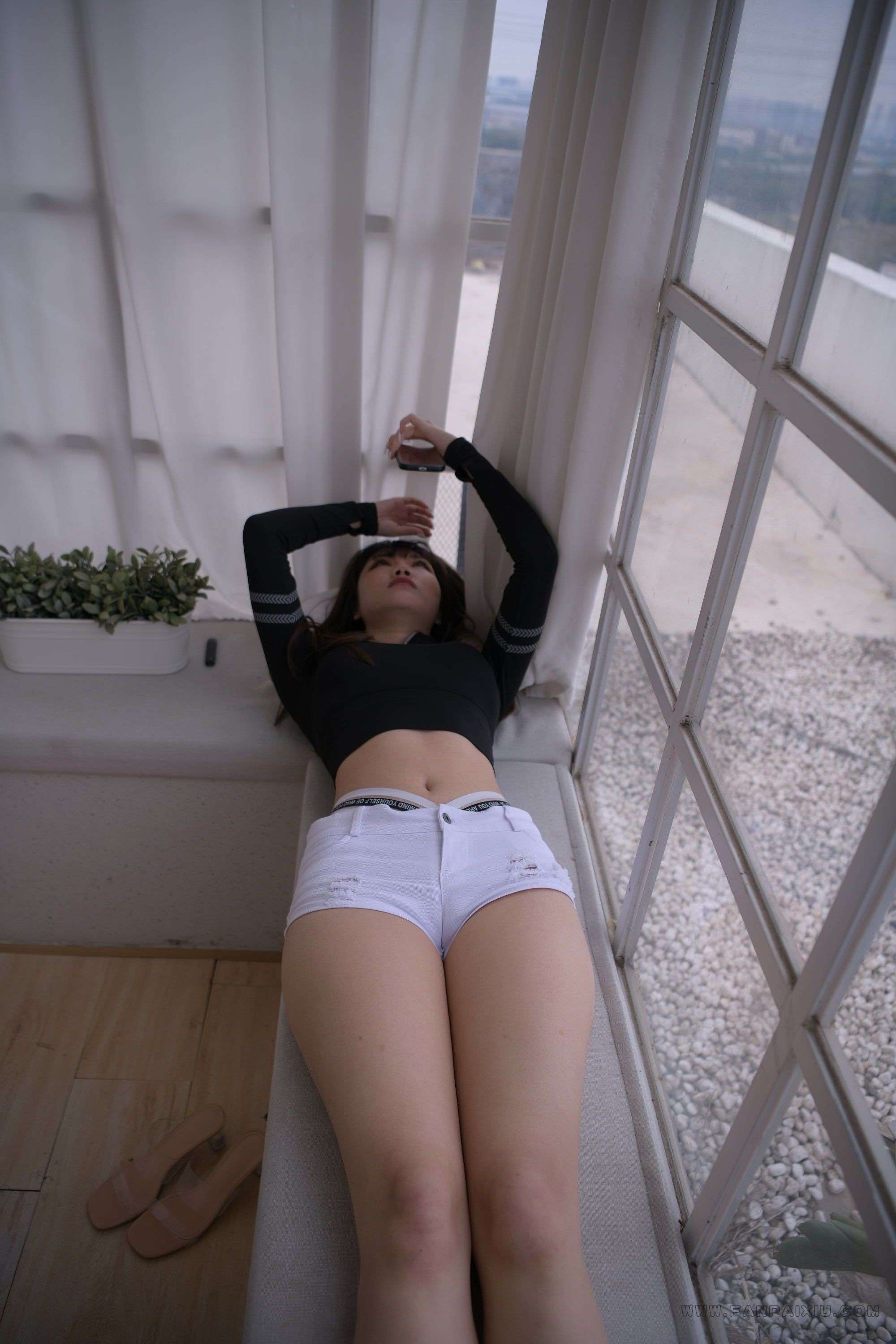 564白色热裤美女