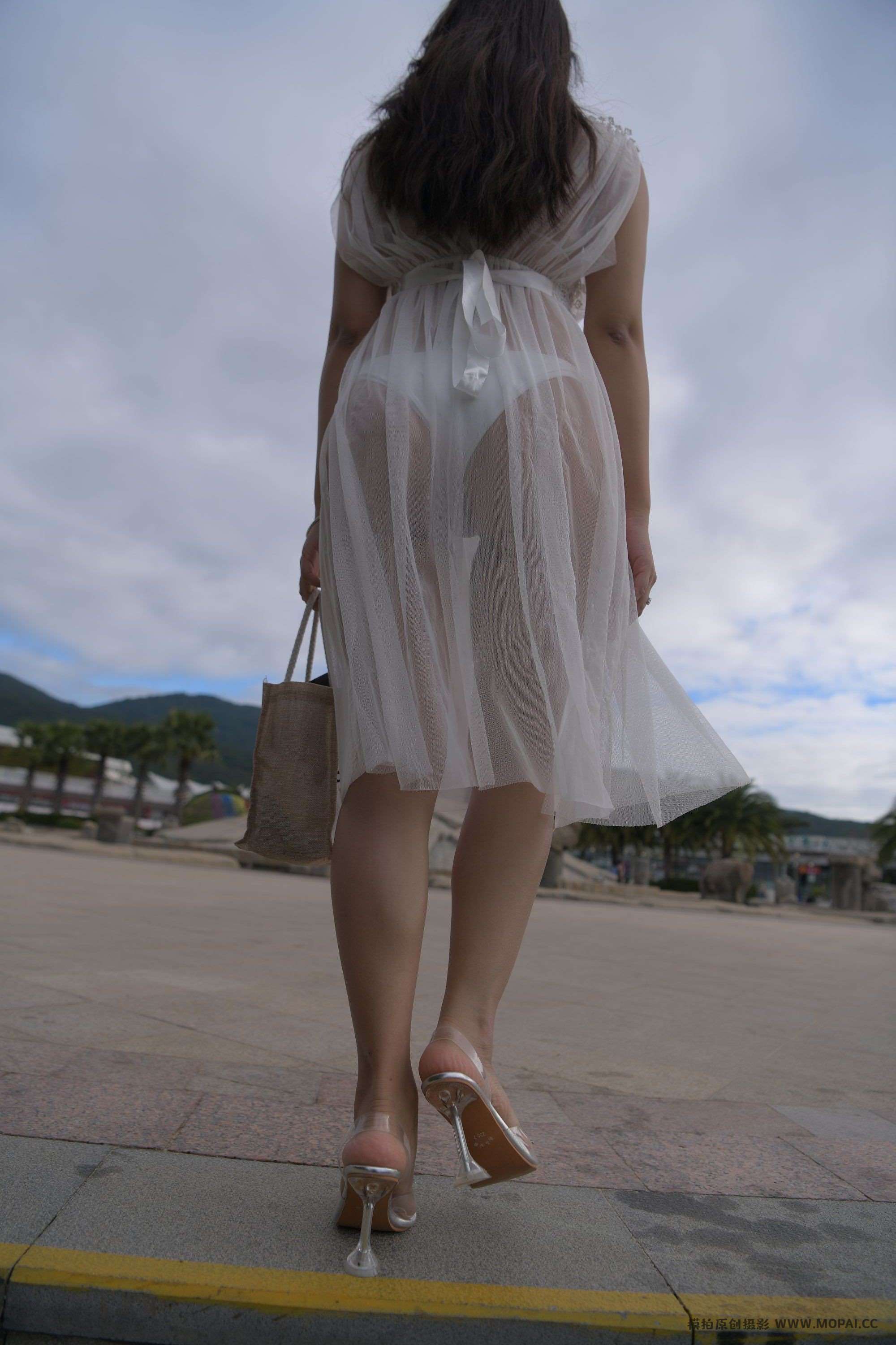613白色比基尼女孩