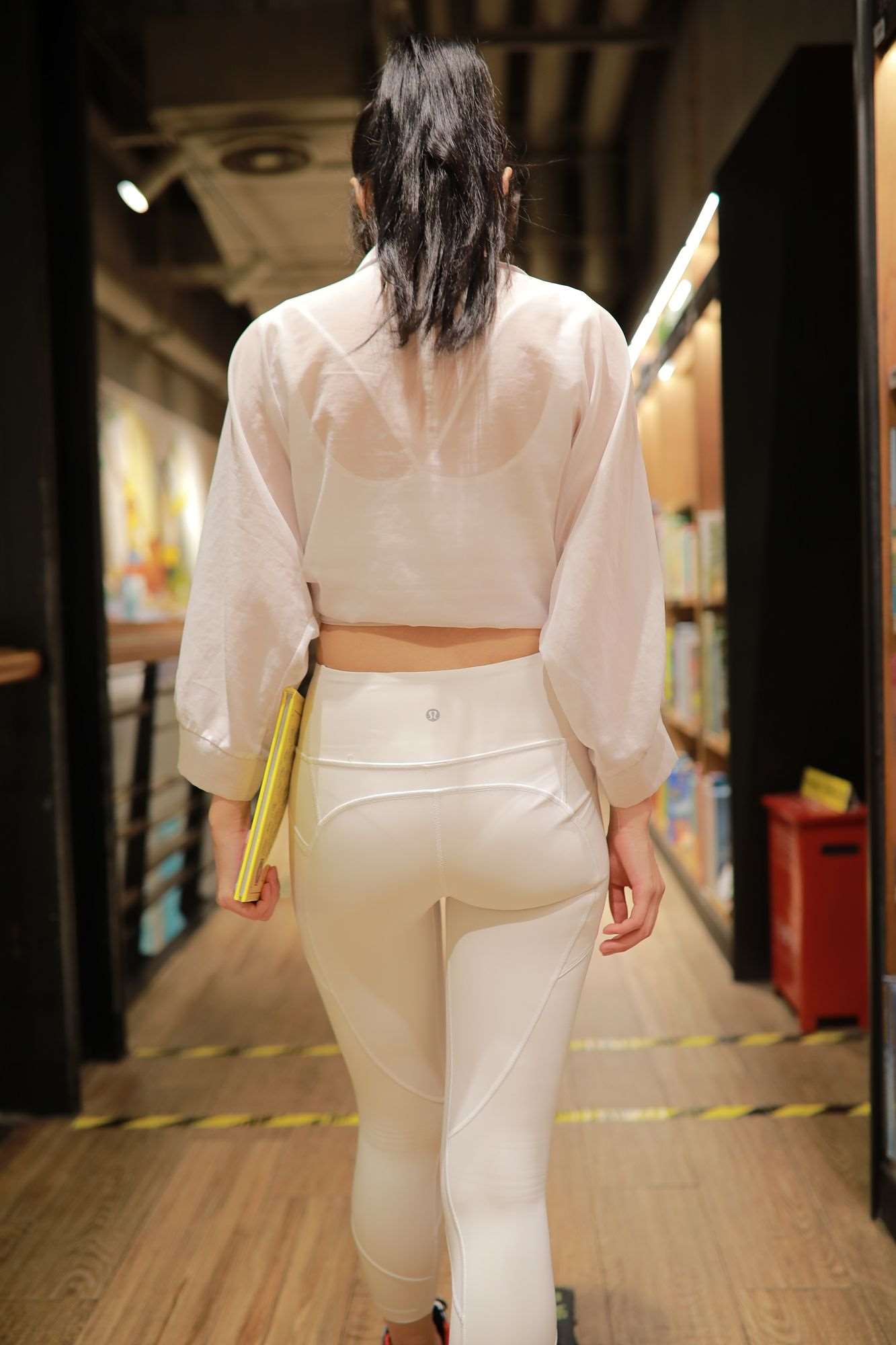 735白色瑜伽裤女孩