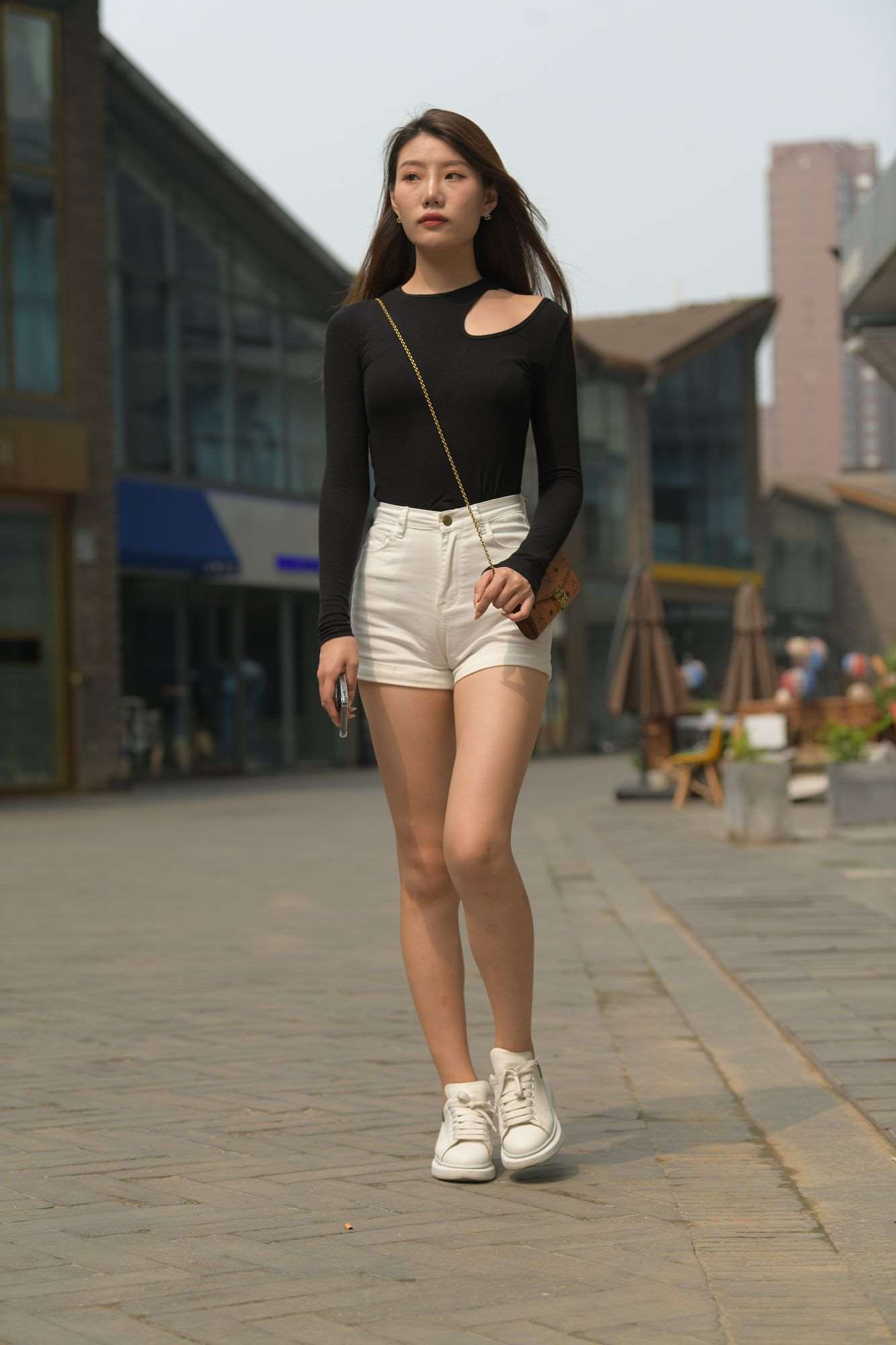 769白色热裤大长腿美女