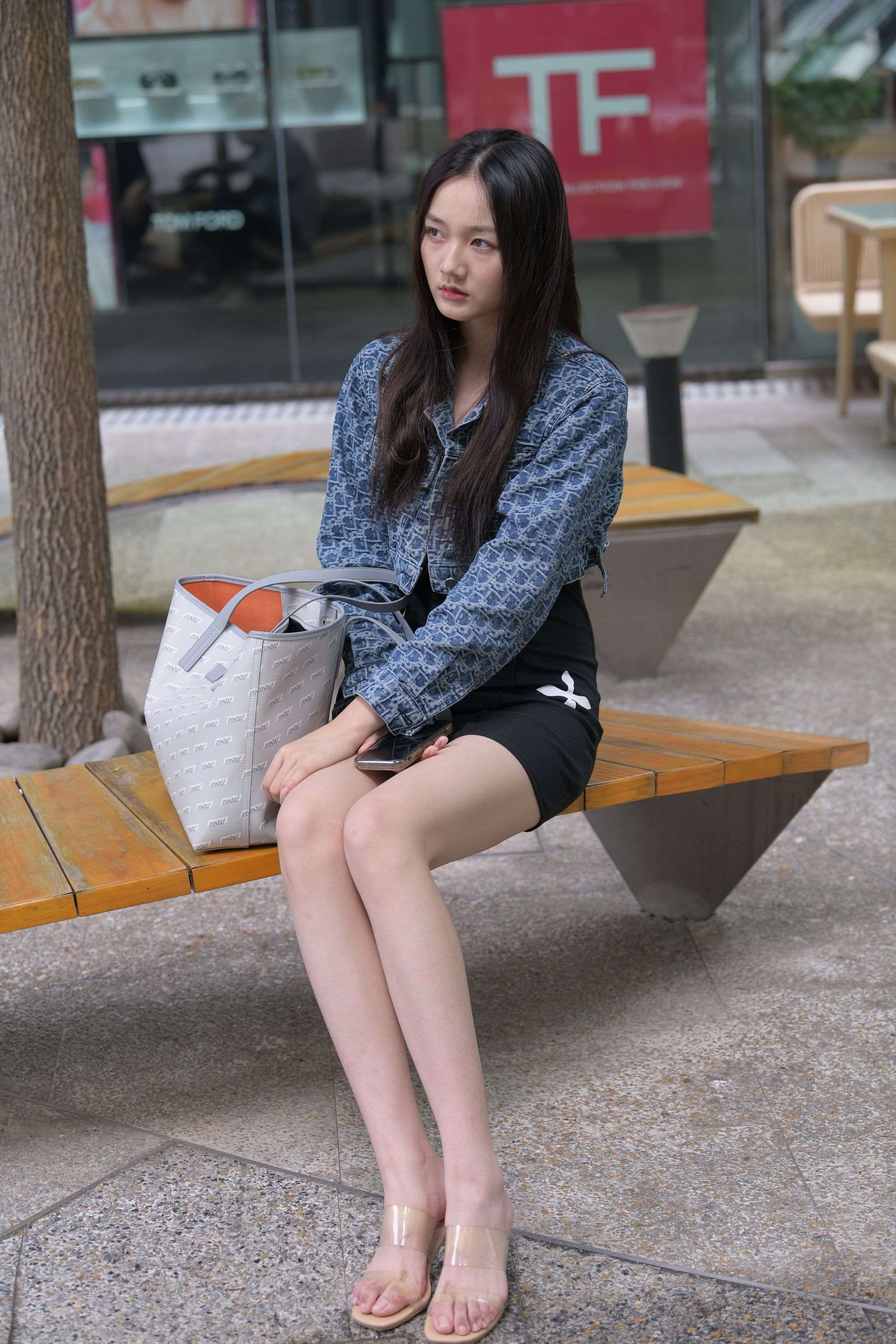 792 黑色短裙大长腿美女