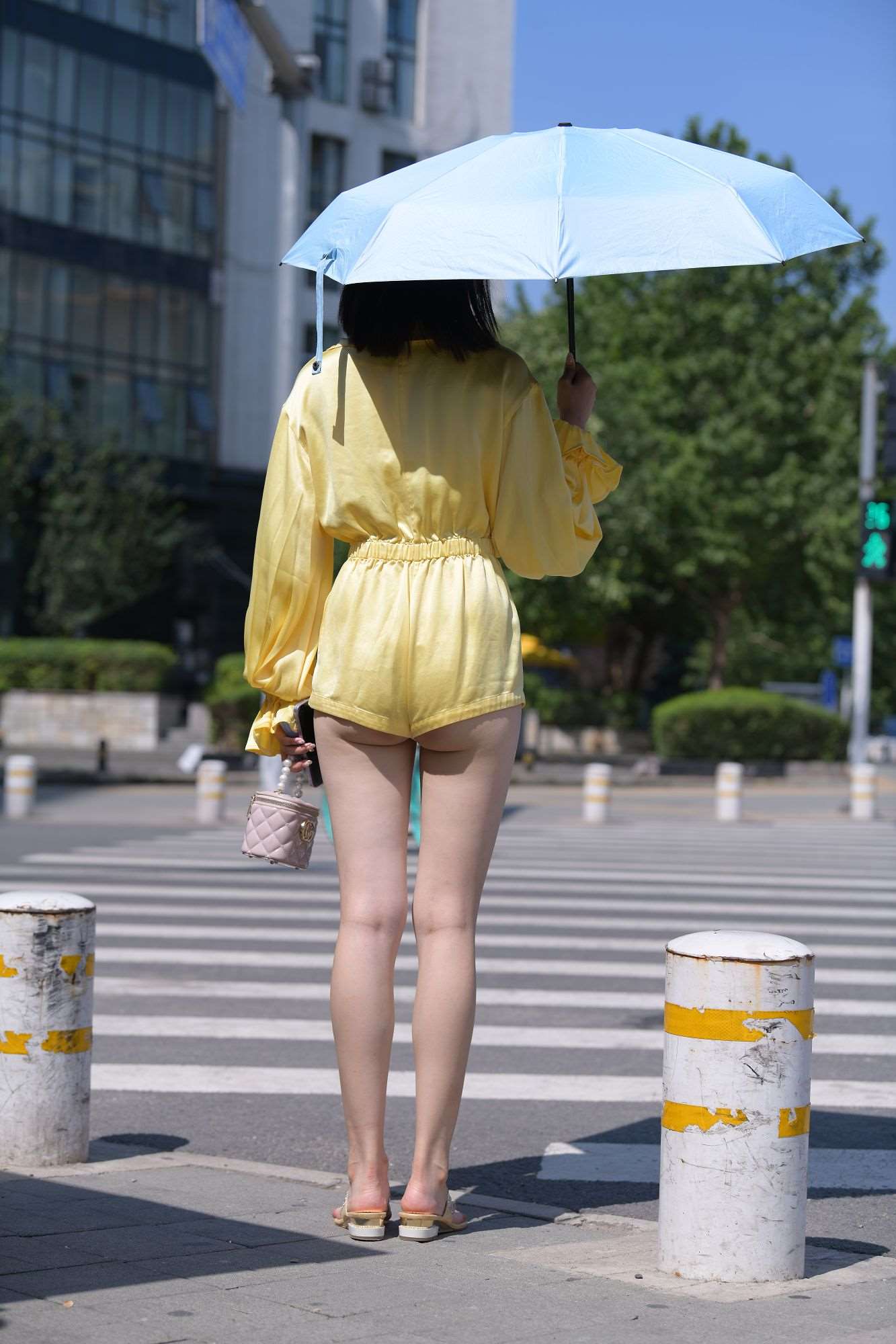 813遛狗女孩