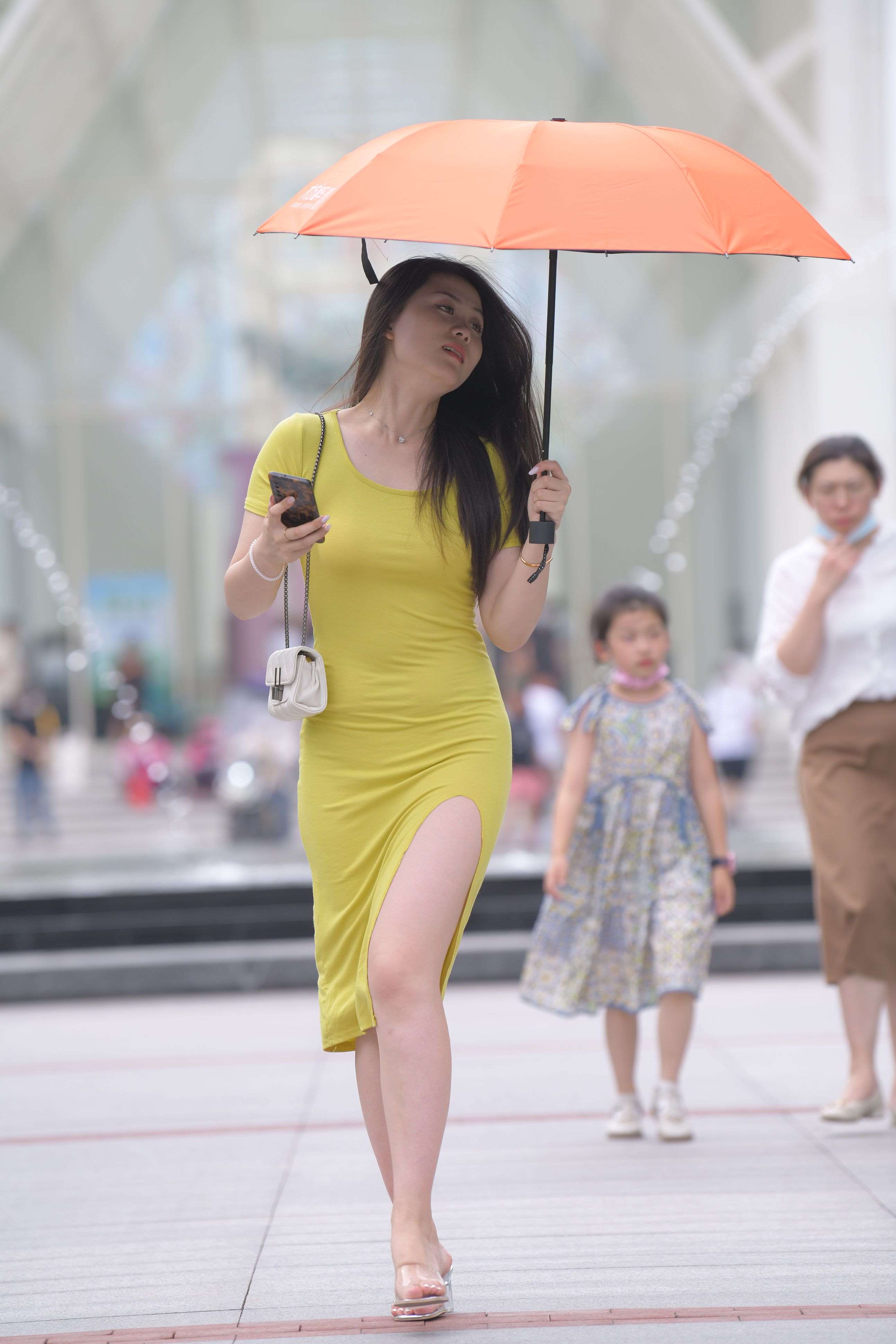 M930黄色长裙美女