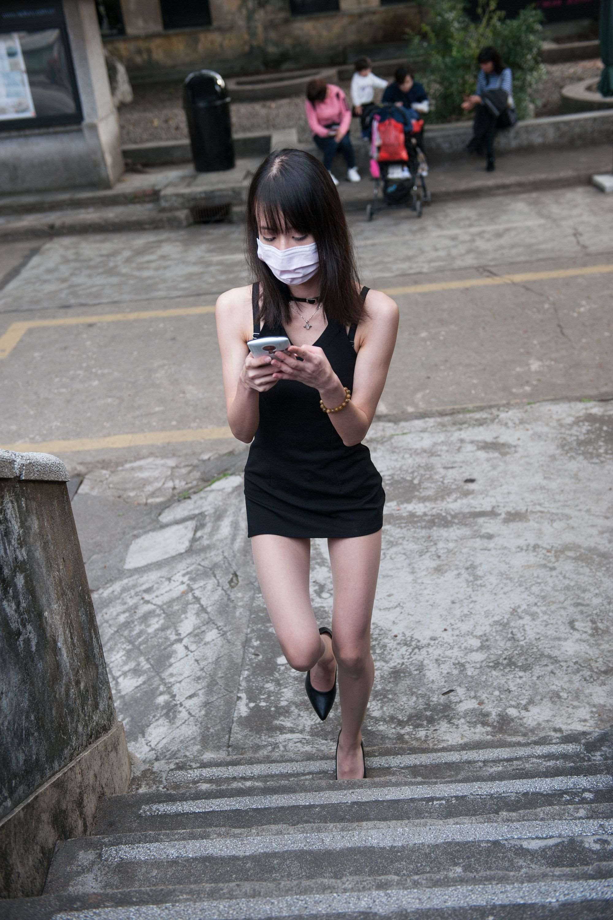 P232程生街拍高跟鞋吊带裙肉丝美女