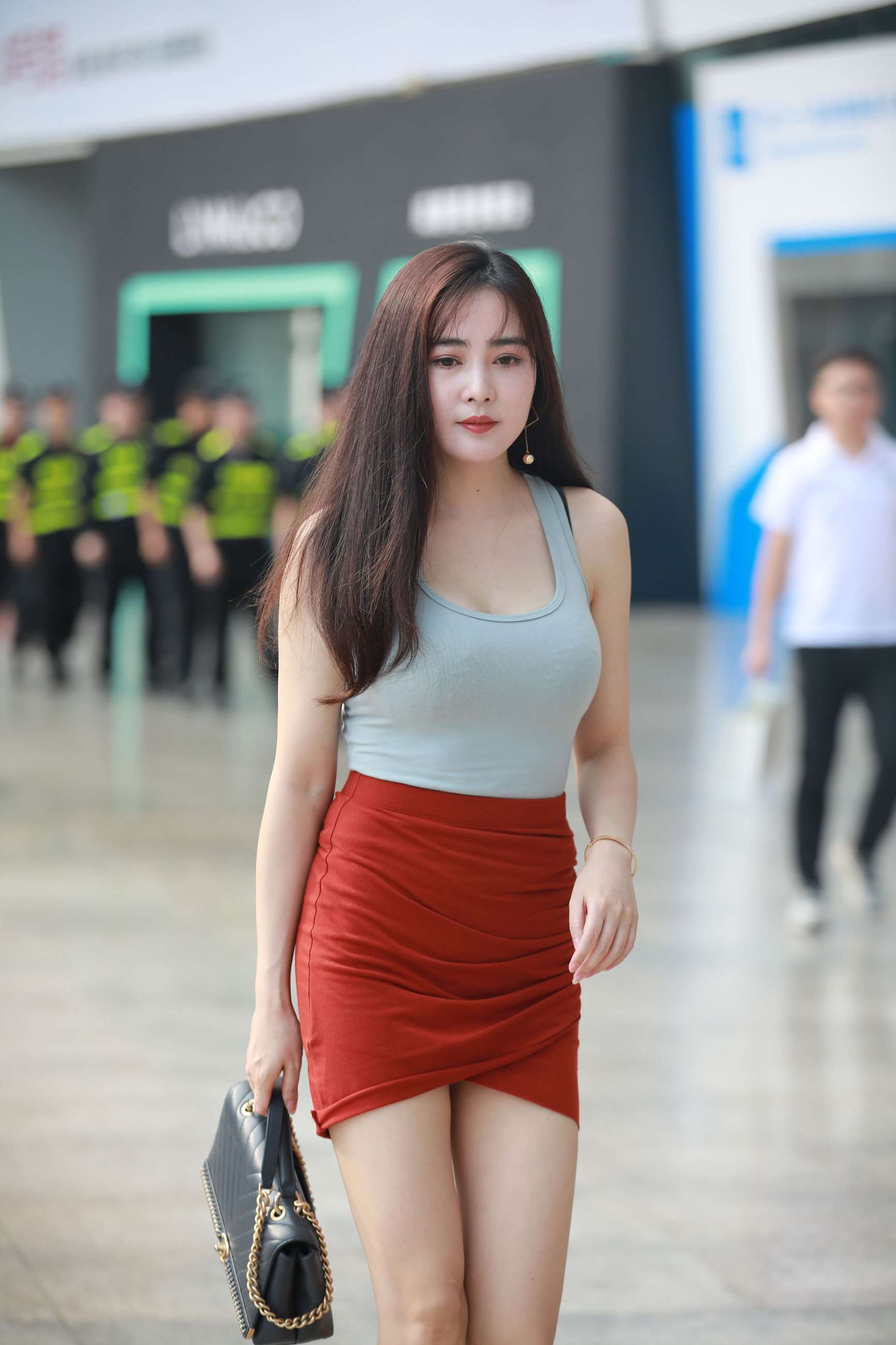 V47极品红色包臀裙美少妇136G
