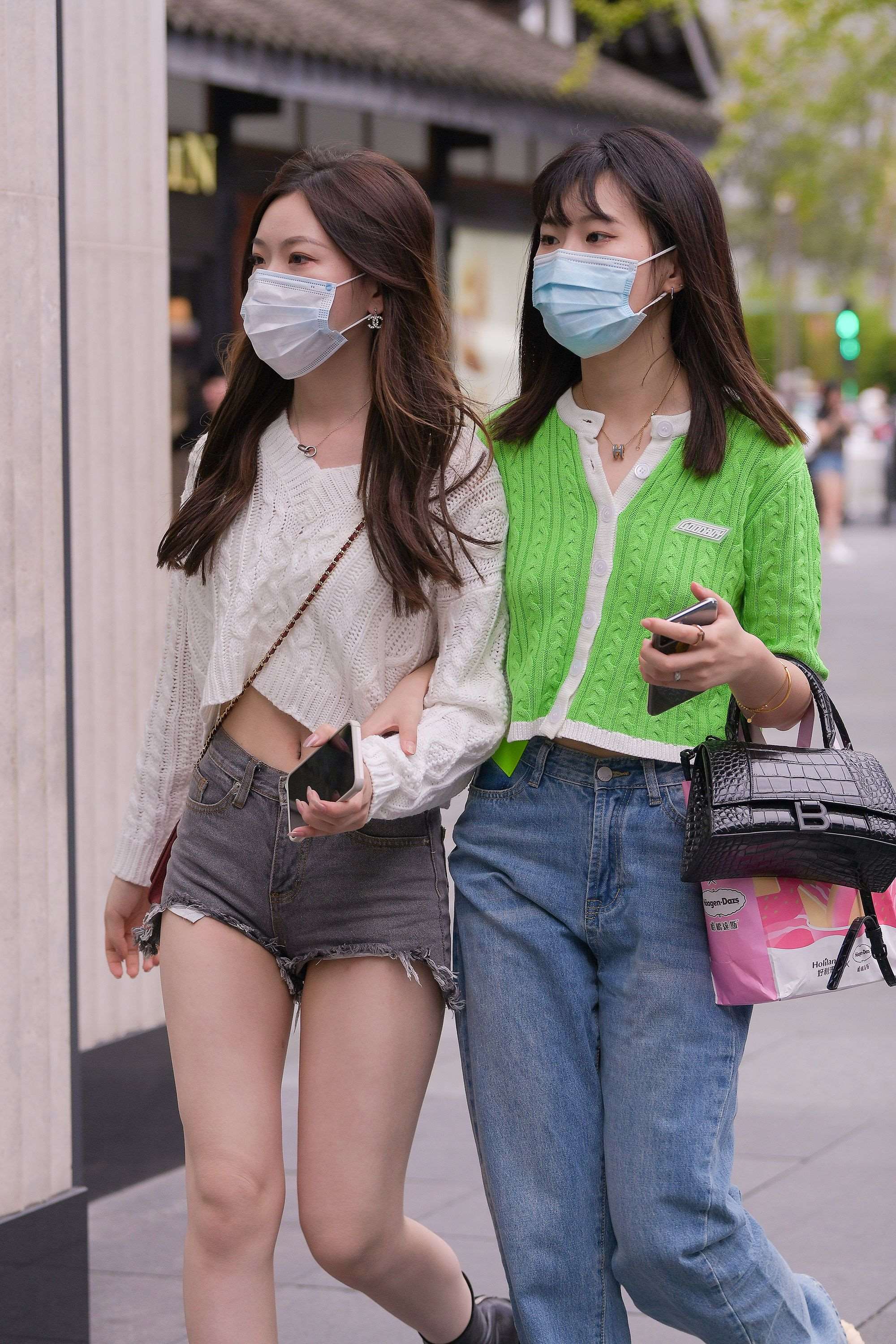 J218清秀的热裤美眉