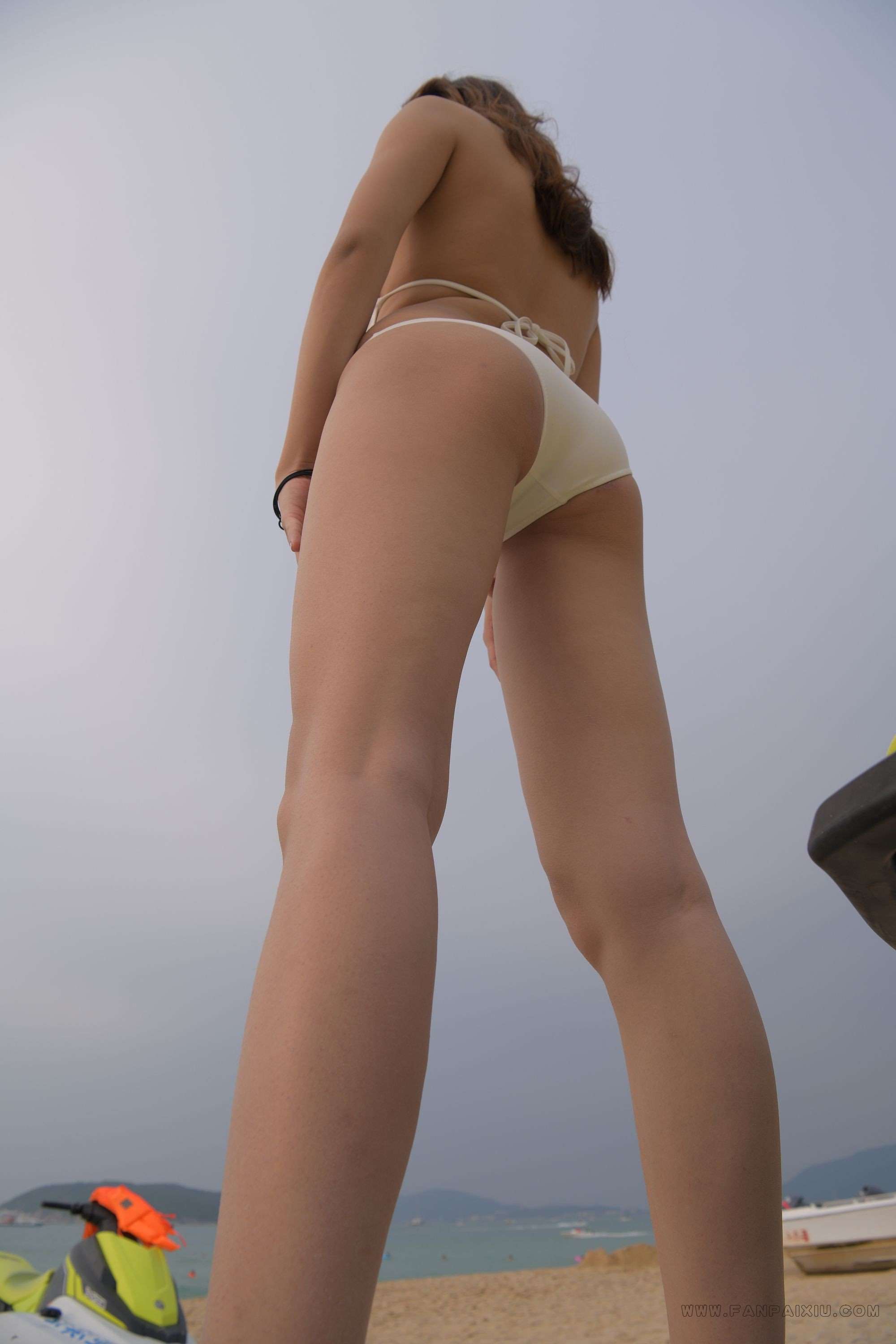 574白色连体比基尼长腿女孩