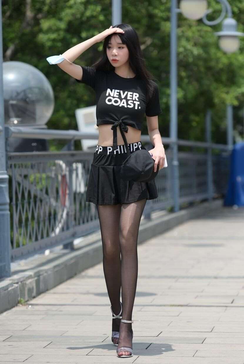 F208短裙亮丝的美女