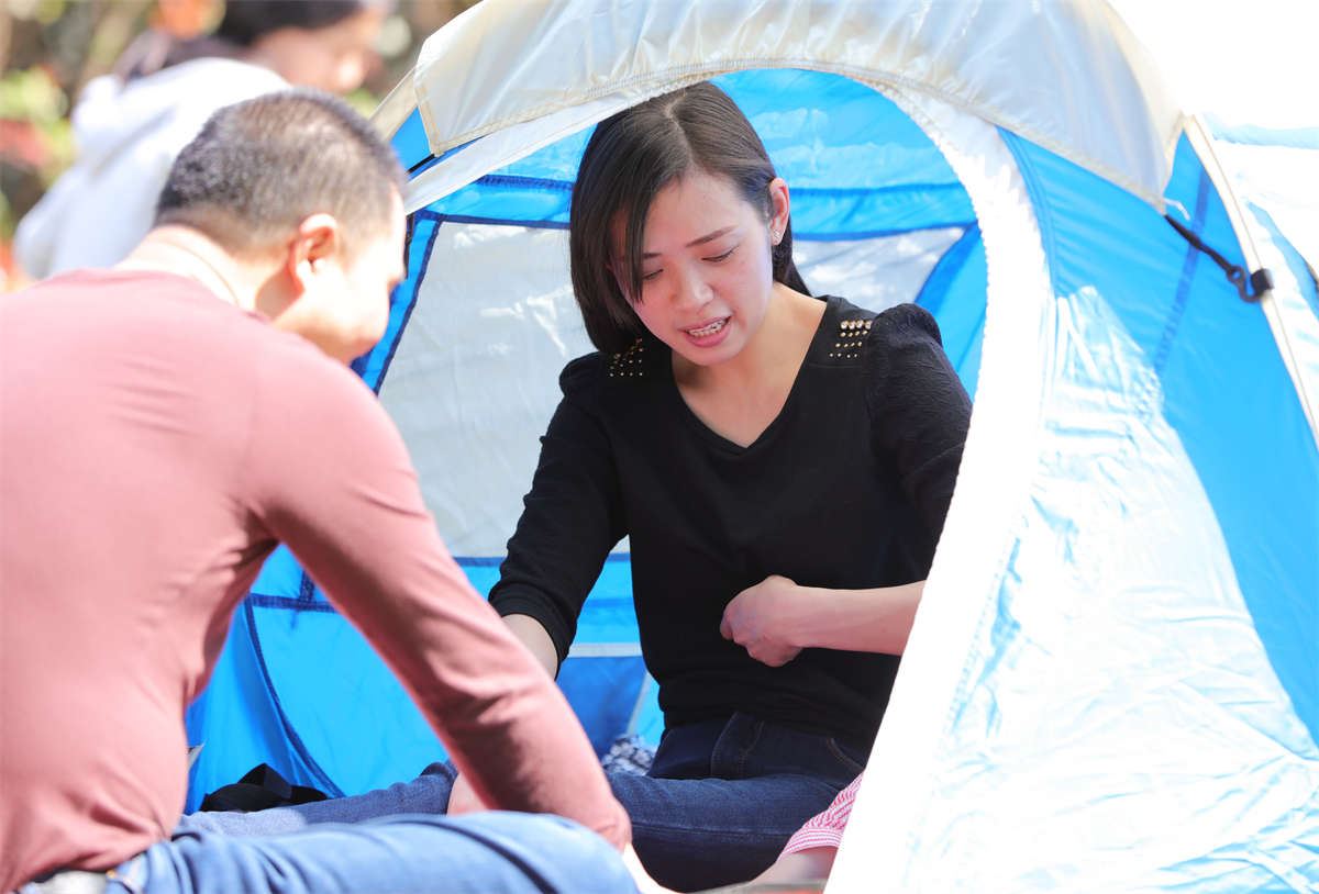 No823 远看一双丝足不安分地伸出帐蓬，近看发现是个俊俏的小媳妇