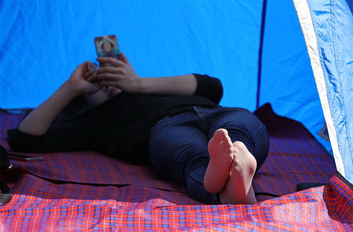 No823 远看一双丝足不安分地伸出帐蓬，近看发现是个俊俏的小媳妇