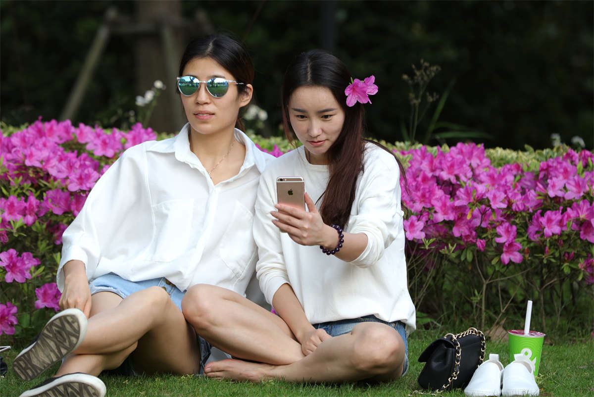 No785 清纯款长发女孩性感玉足矜持外露，能拍的角度一个都不能错过