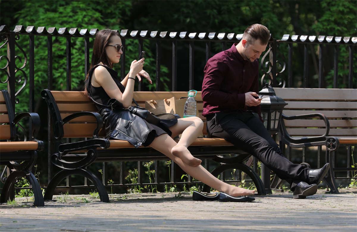 No798 漂亮洋妞，长腿长丝脱鞋露脚是什么感觉？