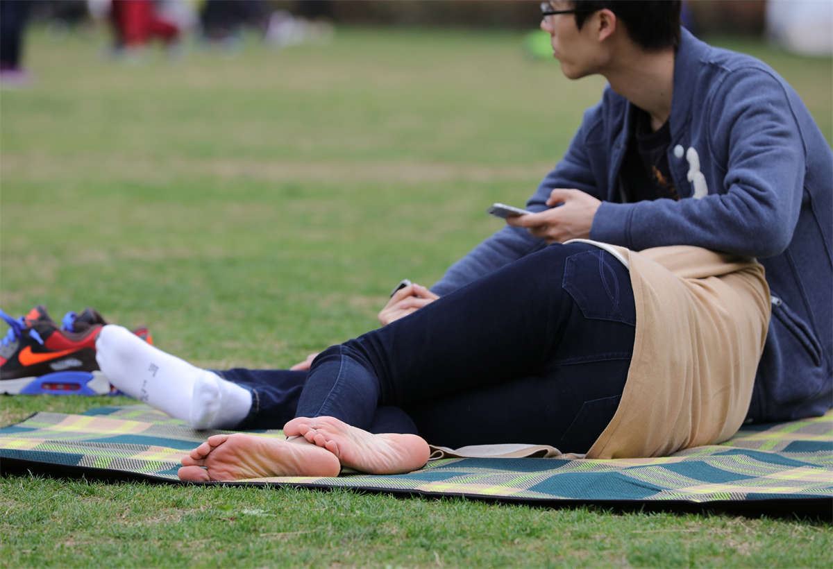 No757 文静女孩侧躺男友怀中，露出一双秀气干净的纤细小脚 第1套