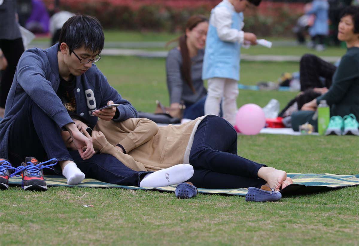 No758 文静女孩侧躺男友怀中，露出一双秀气干净的纤细小脚 第2套