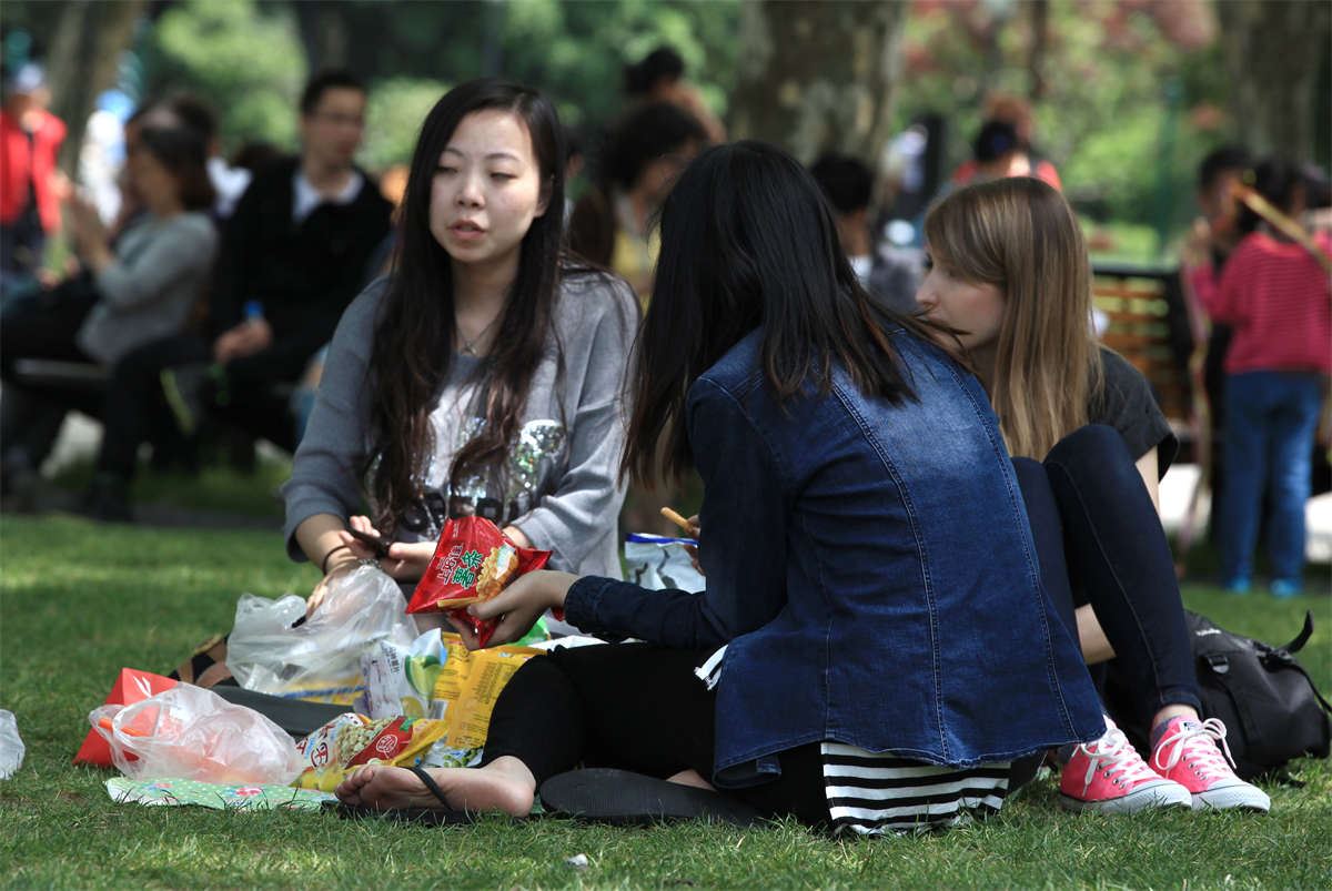 No768 气质忧郁的大学女生，鞋未离脚但依然脚心全露