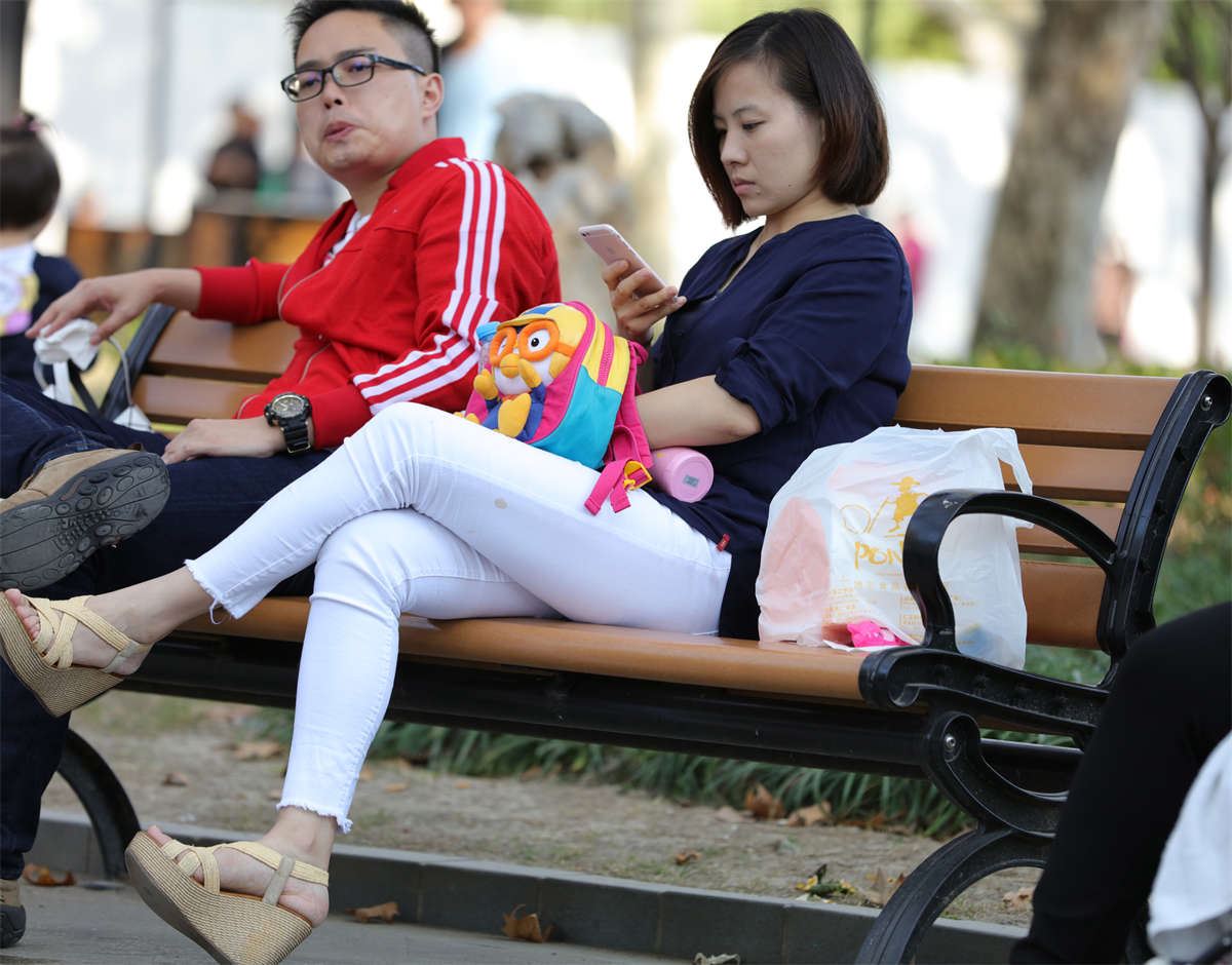 No767 气质少妇的一双好脚被束缚在坡跟凉鞋中