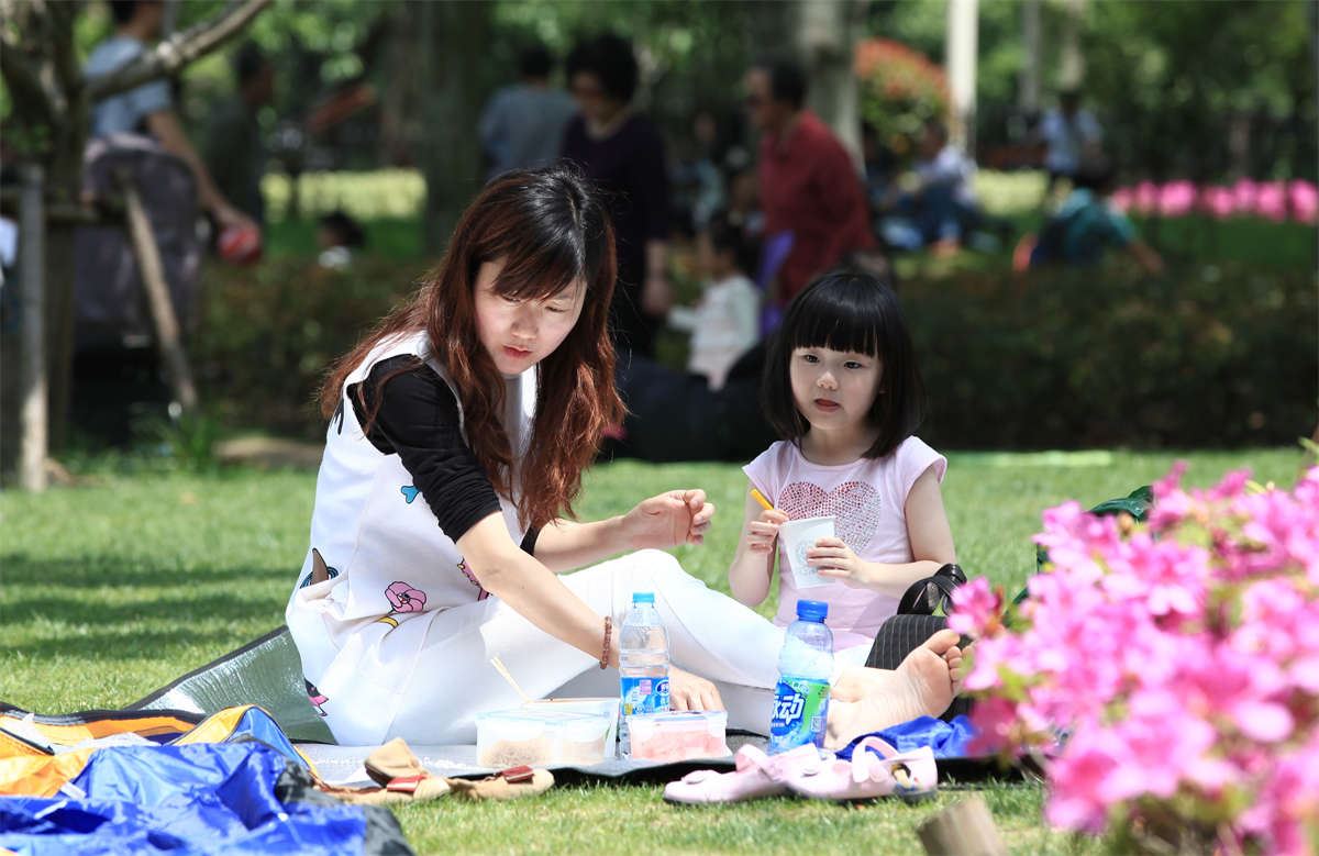 No777 清秀少妇的一双骨感大白脚，通体幼滑光洁