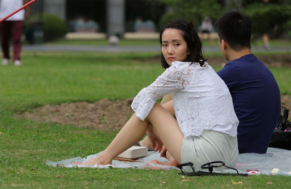 No844 冰清玉洁的邻家小妹，纤美细足果然和预设的一样漂亮
