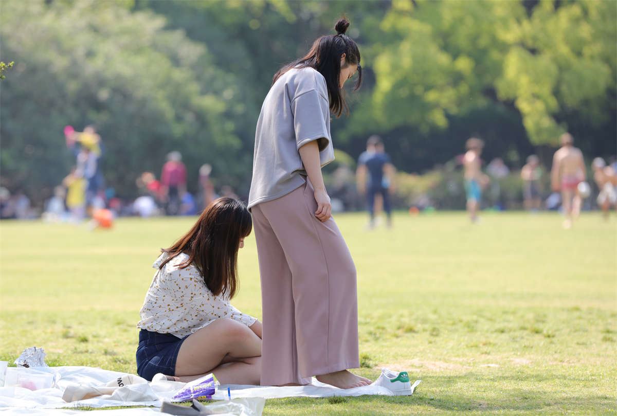 No845 草地三个女孩尽情秀足 第1套