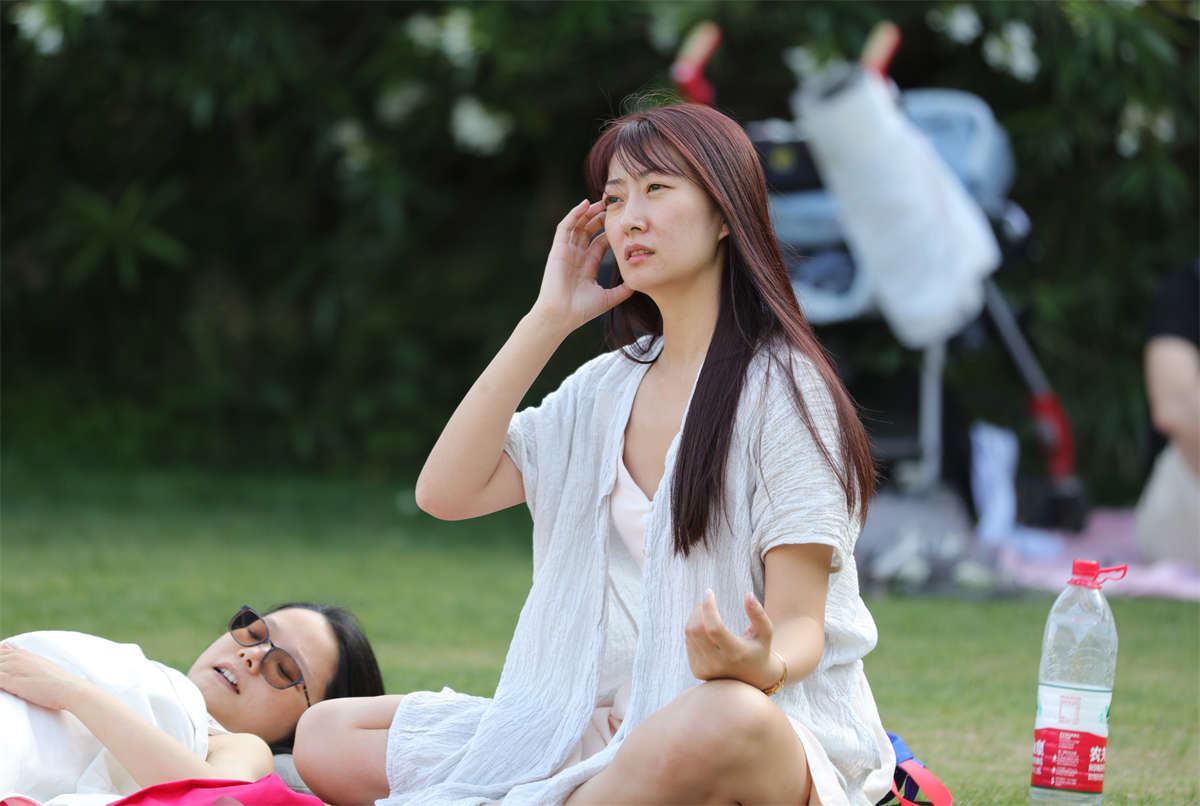 No849 草坪姐妹花，玉足全露出，我们都爱更性感奔放的那个 第2套