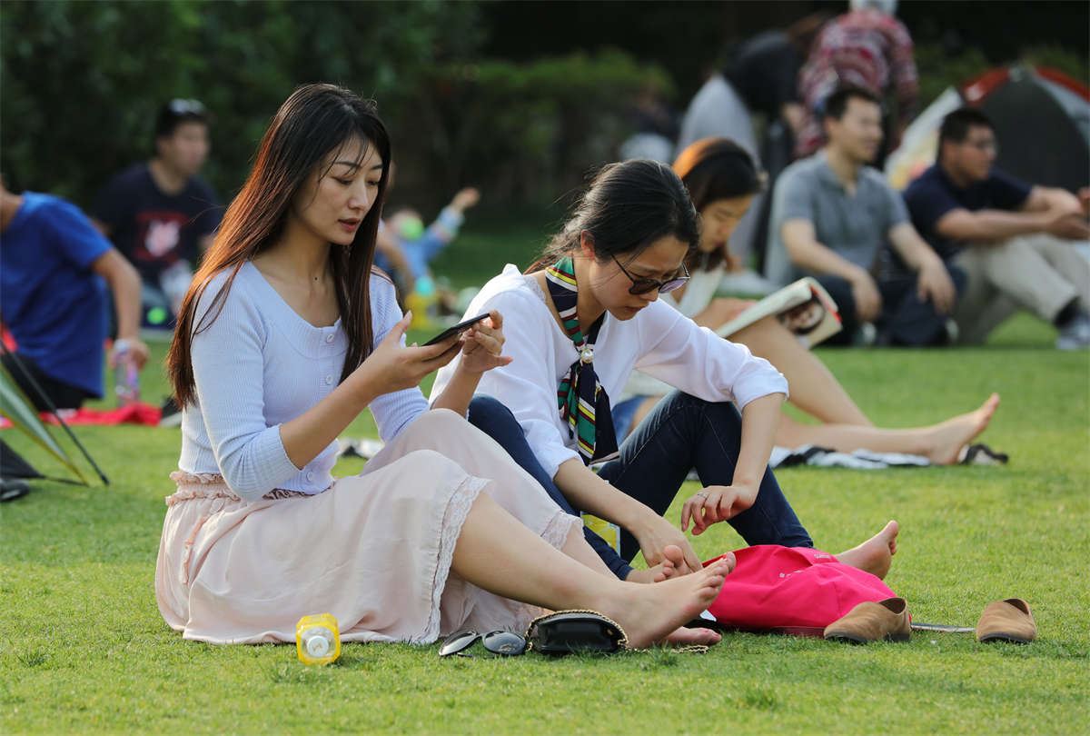 No848 草坪姐妹花，玉足全露出，我们都爱更性感奔放的那个 第1套