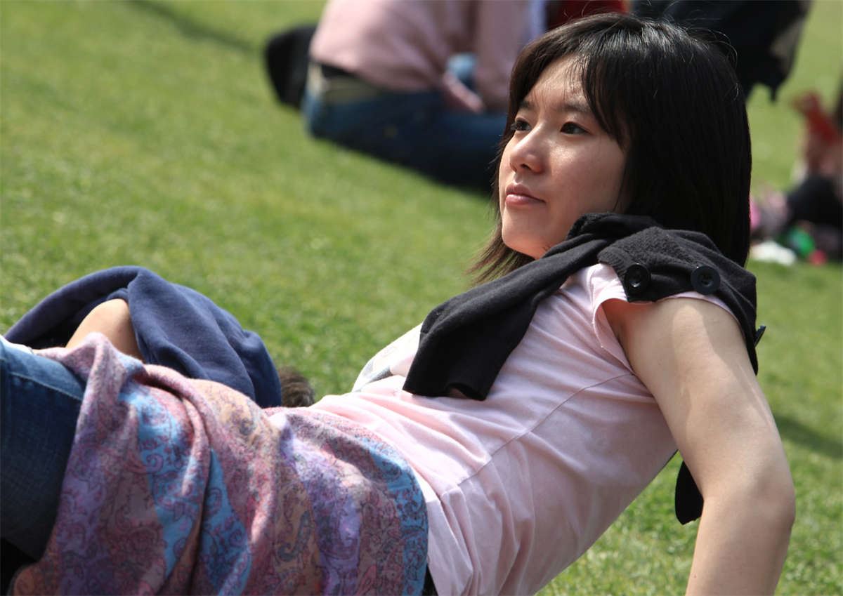 No734 做出模拍动作的草地小美女