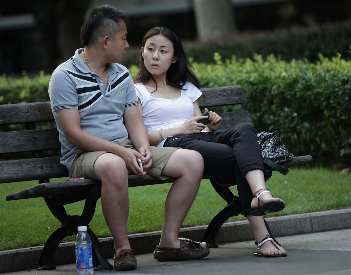 No923 再好看的女孩也有吵架后独坐长椅的时候