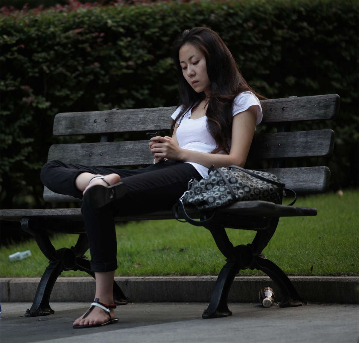 No923 再好看的女孩也有吵架后独坐长椅的时候