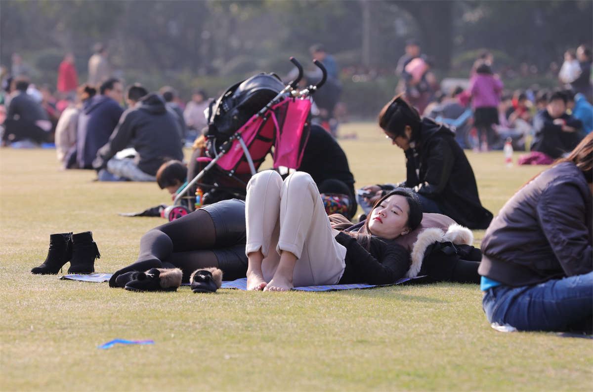 No707 长发披肩的靓妹，果然长着一双标准的长趾美人足