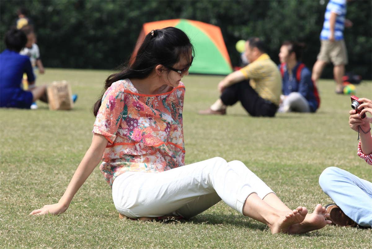 No689 女孩草坪采风，现都流行给自己的脚拍上几张