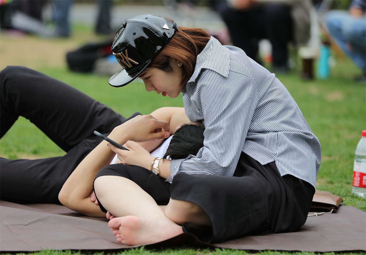 No690 女生草地缠绵几乎合为一体，只露出一双白花花的小脚 第1套