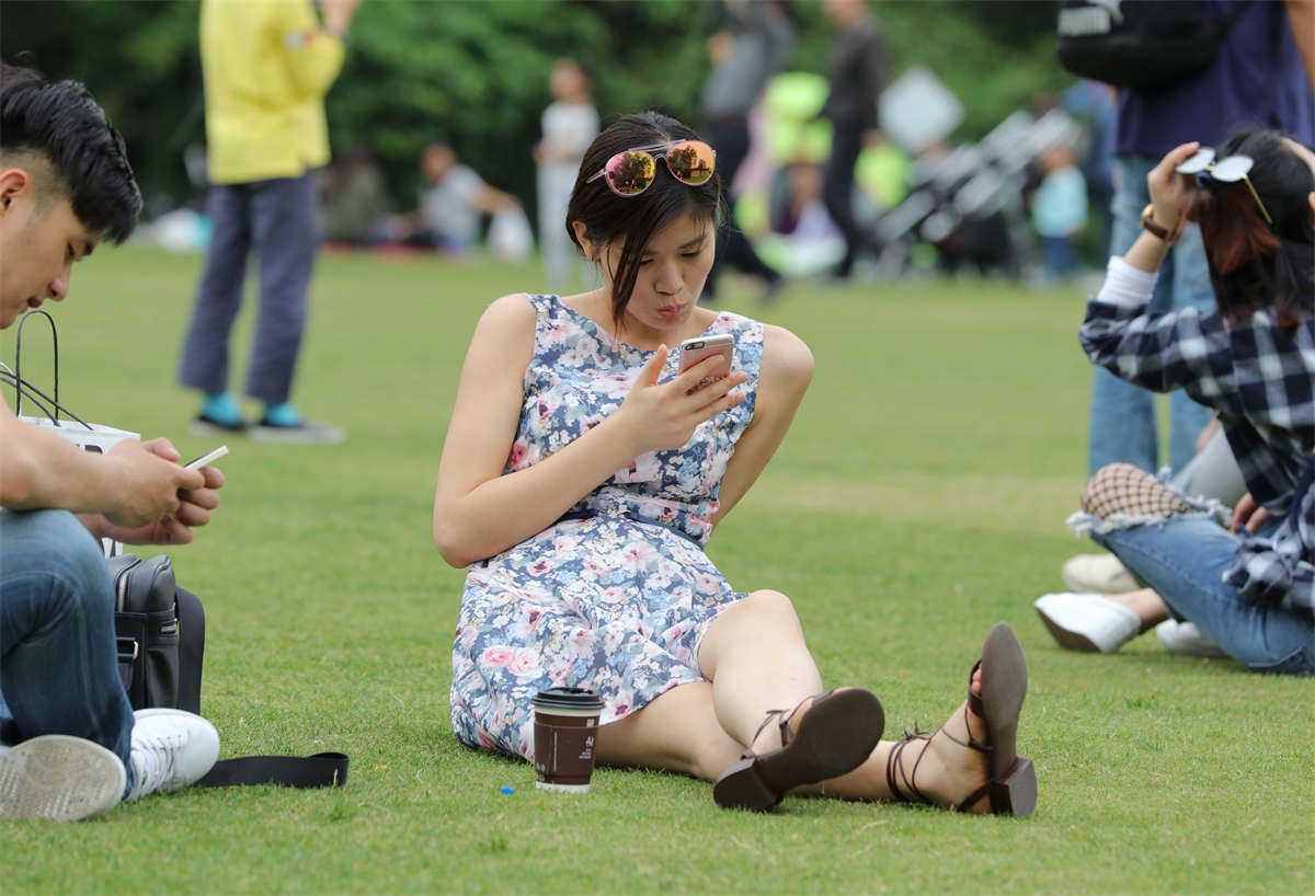 No695 男友神助攻，在我面前把高挑美女的凉鞋扒下再穿上 第1套