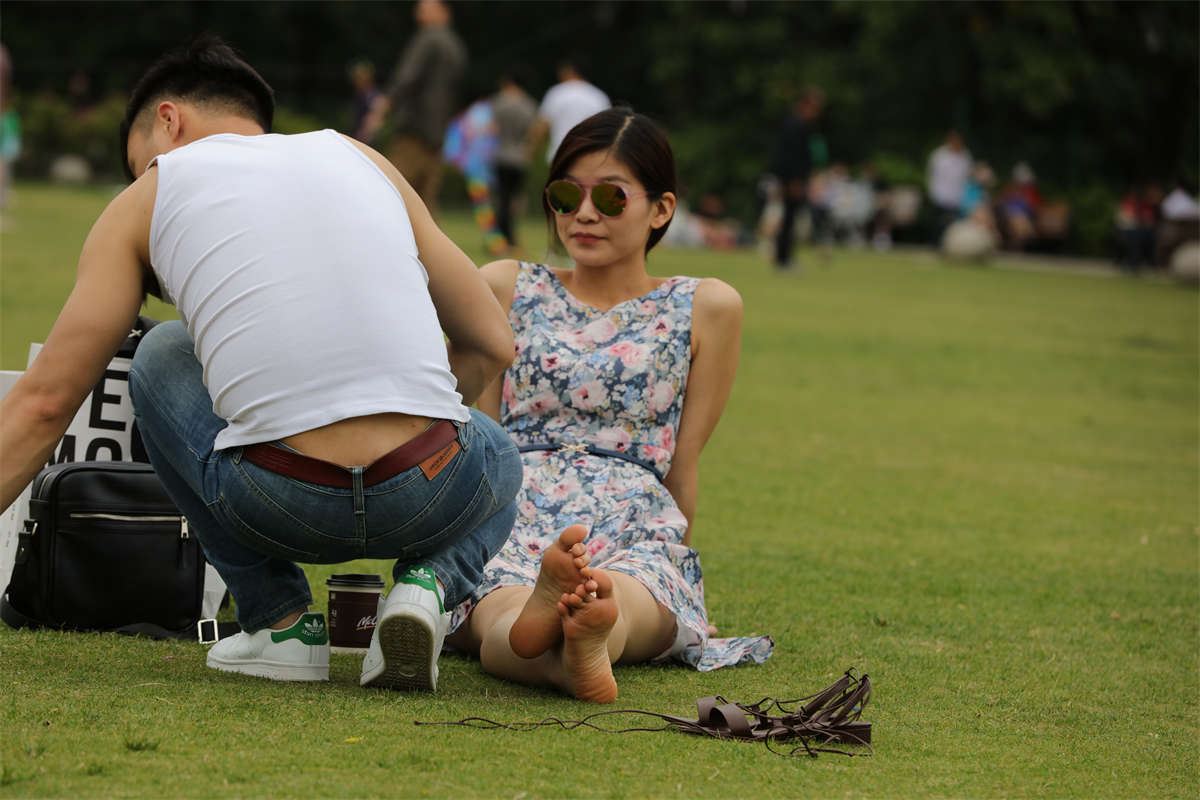 No696 男友神助攻，在我面前把高挑美女的凉鞋扒下再穿上 第2套