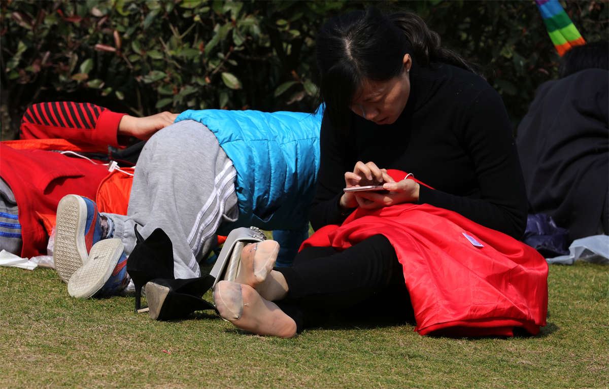 No972 典雅端庄的温柔少妇对脏脏的肉丝足底毫不介意