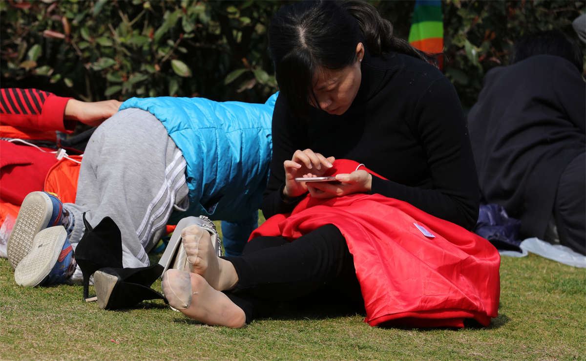 No972 典雅端庄的温柔少妇对脏脏的肉丝足底毫不介意