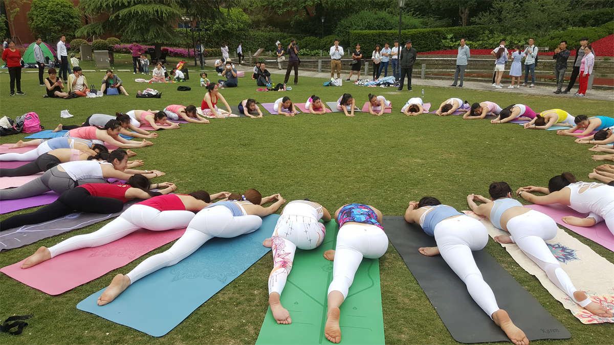 No663 30个靓妹赤脚练瑜珈，就挑最好看的那个拍 第2套